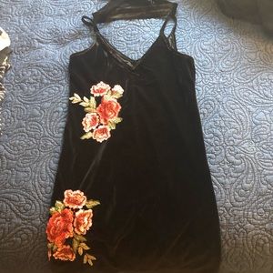 Bodycon embroidered velvet dress